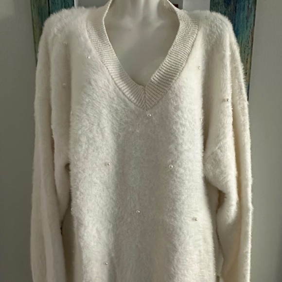 WHITE V-NECK SWEATER - Picture 3 of 6